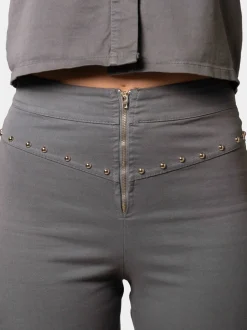 Pantalón Línea Tachuelas Gris